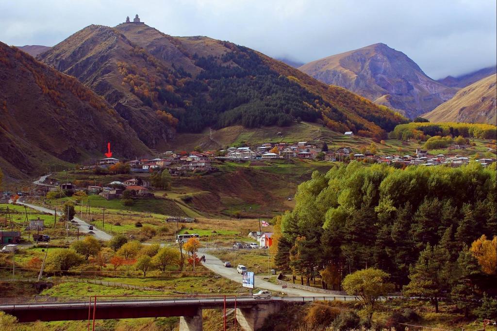Red Stone Guest House Kazbegi Eksteriør billede