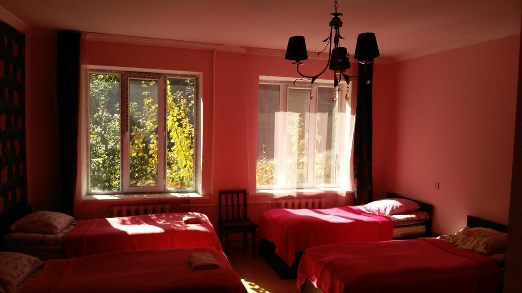 Red Stone Guest House Kazbegi Eksteriør billede
